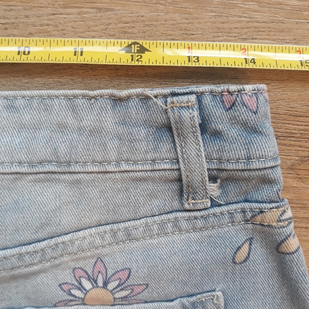 No Boundaries Daisy Distressed Jean Shorts / Junior's 9 Waist 28" Flower Shorts - Picture 7 of 14